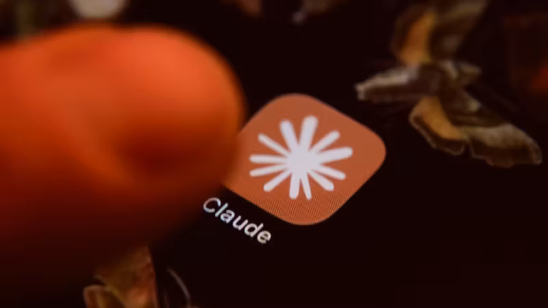 Иконка приложения Claude на смартфоне с фруктом
