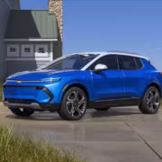 NHTSA ужесточила проверку тормозов в электромобилях General Motors 1 Электромобиль Chevrolet Silverado EV около дома