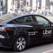 Нидерландский регулятор оштрафовал Uber на 824,9 млн евро за автоматические блокировки водителей 3 Автомобиль Uber с рекламой скачать Uber app