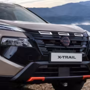Передняя часть автомобиля Nissan X-Trail с черной решеткой радиатора