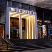 Нью-Йоркские депутаты требуют запретить распознавание лиц в MSG 2 Вход в Madison Square Garden с освещением неона