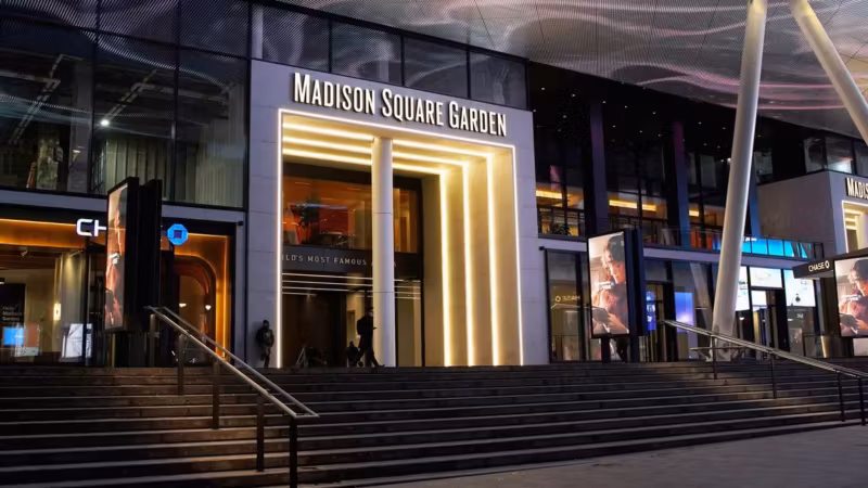 Вход в Madison Square Garden с освещением неона