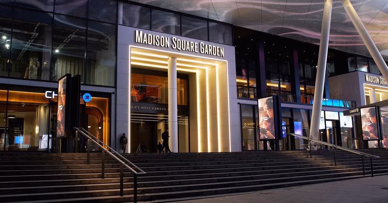 Вход в Madison Square Garden с освещением неона