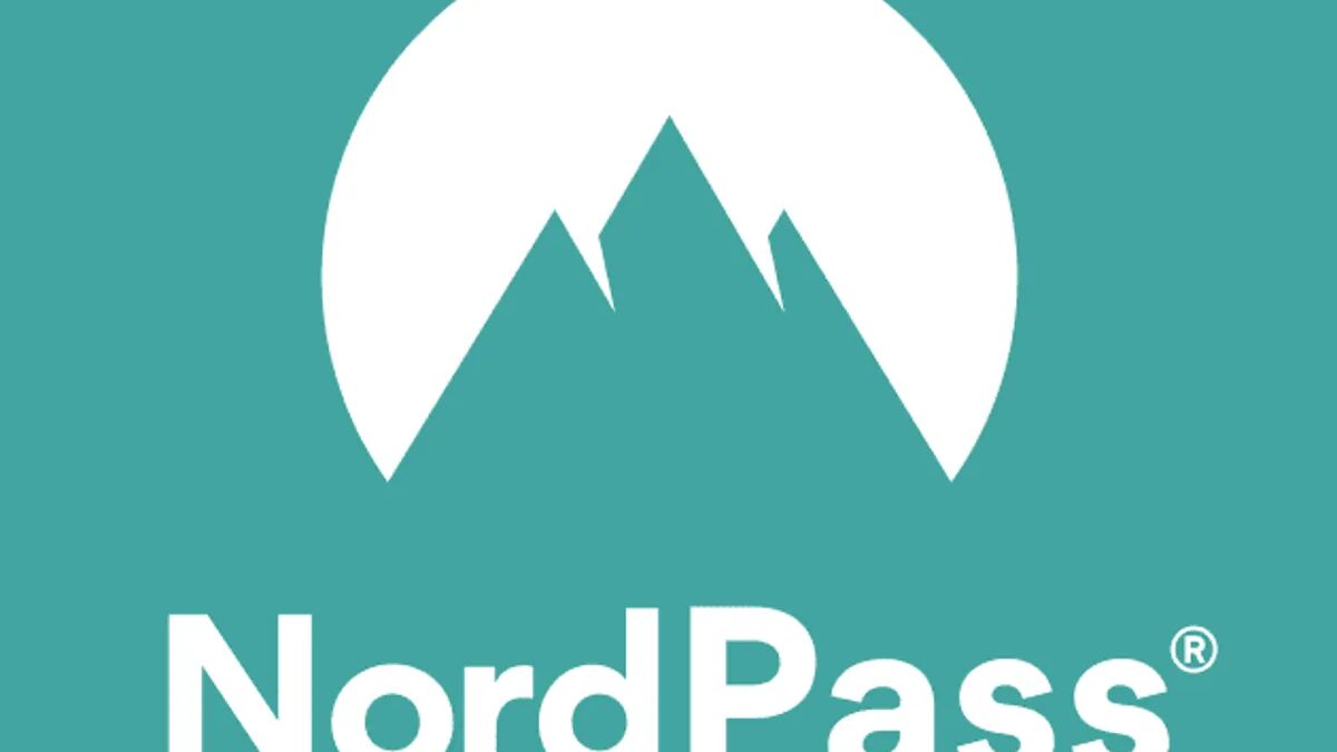 Логотип NordPass на синим фоне. Название и изображение гор