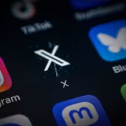 Экранирование приложения X с иконками Instagram и WhatsApp