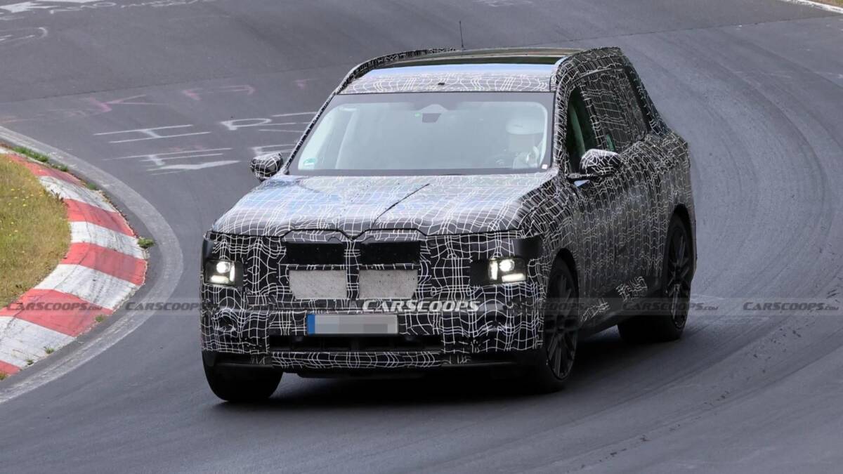 Новый BMW X7 заметили на Нюрбургринге с V8 и огромными «ноздрями» 1 кадры тестового прототипа автомобиля маскировка шасси