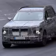 Новый BMW X7 заметили на Нюрбургринге с V8 и огромными «ноздрями» 1 кадры тестового прототипа автомобиля маскировка шасси