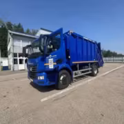 Мусоровоз КАМАЗ К5 на парковке