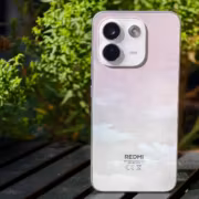 Новый смартфон Redmi Xiaomi держит заряд до трех дней 1 Смартфон с тройной камерой задний блок светлый дизайн