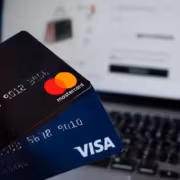 Кредитная карта Mastercard и Visa и ноутбук