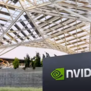 Nvidia привлекла $500 млрд под ИИ-инфраструктуру через шесть гигантов Уолл-стрит 1 Здание с металлической структурой и логотипом Nvidia