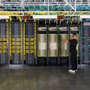 человек в наушниках у серверной Nvidia платформы для AI