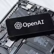 OpenAI нанимает трейдера электроэнергии для дата-центров с окладом до $285 000 2 Внутренности устройства с логотипом OpenAI на дисплее