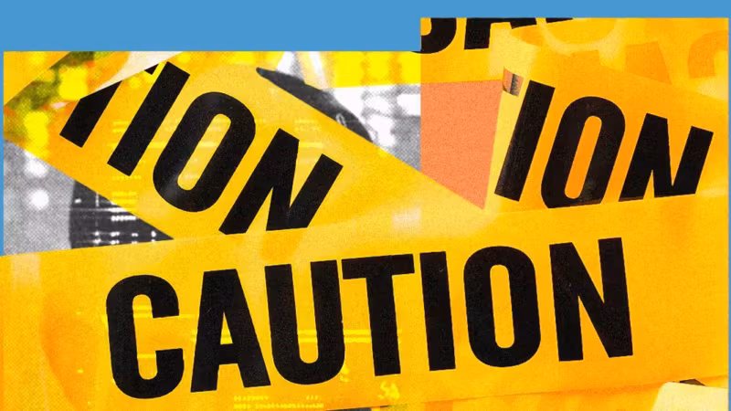 Жёлтая лента с надписью CAUTION на фоне улицы