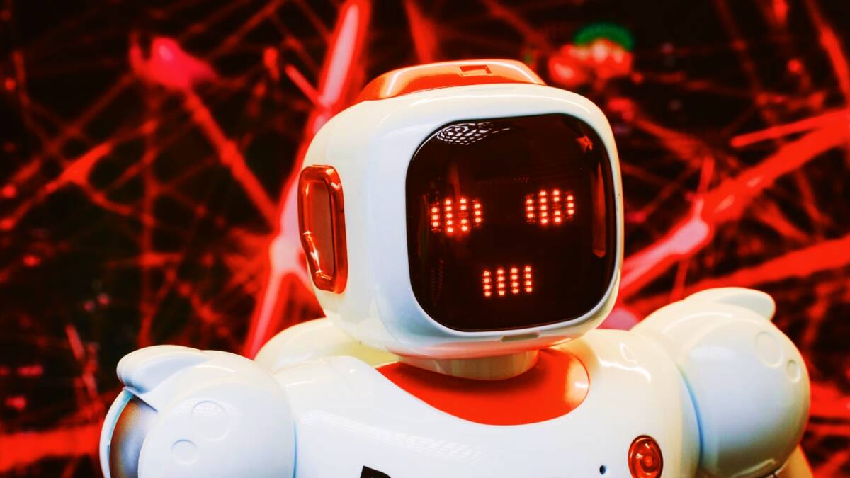 OpenAI подтвердил сбой в ChatGPT: не работают вход, регистрация и чаты 2 Робот с дисплеем и светодиодами, OpenAI сбой