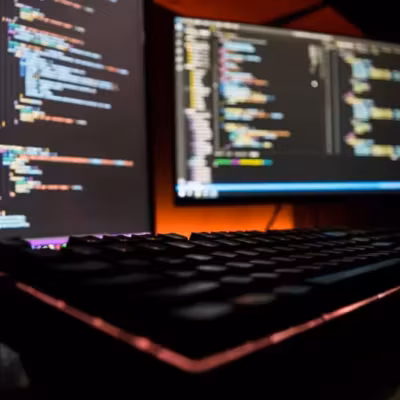 OpenAI приостановила разработку модели Astra после оценки рисков кибербезопасности 5 Два монитора с кодом Astra и клавиатура в темной комнате
