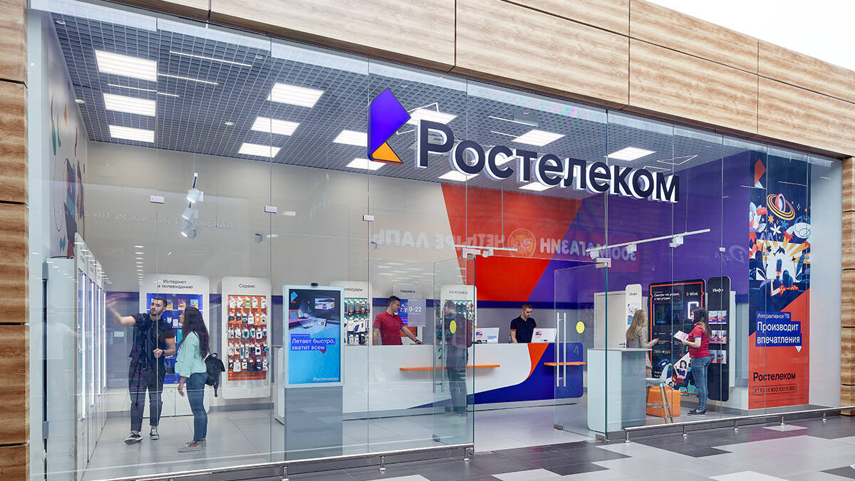 Фасад магазина Ростелеком с витриной и входом