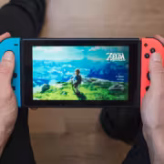 Оригинальная Nintendo Switch останется рабочей после конца продаж в Европе 2 Геймпад Nintendo Switch с экраном, показывающий игру The Legend of Zelda