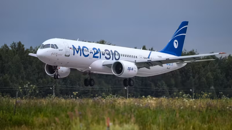 Самолёт МС-21 во время посадки на взлётную полосу