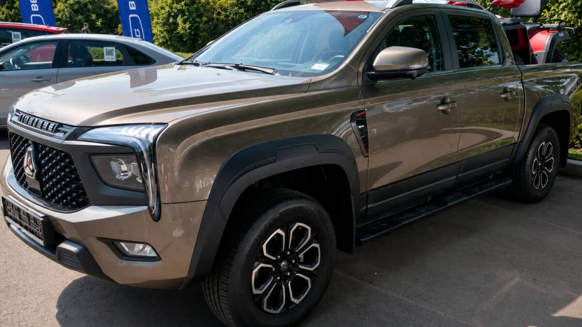 Пикап Sinotruk S7 выходит в России за 3,2 млн рублей 2 Пикап Sinotruk S7 на стоянке