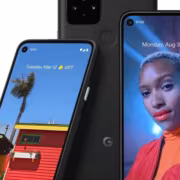Экран Pixel 4a Google с временем и датой