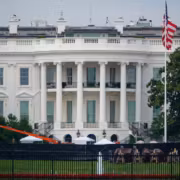 План Трампа по правилам для ИИ снова всплыл, но его могут не показать публике 1 Белое здание с колоннами и американским флагом Трамп правила ИИ