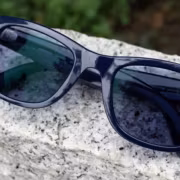 Очки Meta Ray-Ban лежат на камне крупным планом