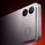 Камера смартфона Oppo на белом корпусе со светодиодной вспышкой