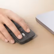 Мышь Portronics Toad Fold рядом с ноутбуком на столе