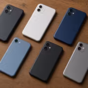 Шесть смартфонов Apple iPhone 12 и 13 на деревянном столе