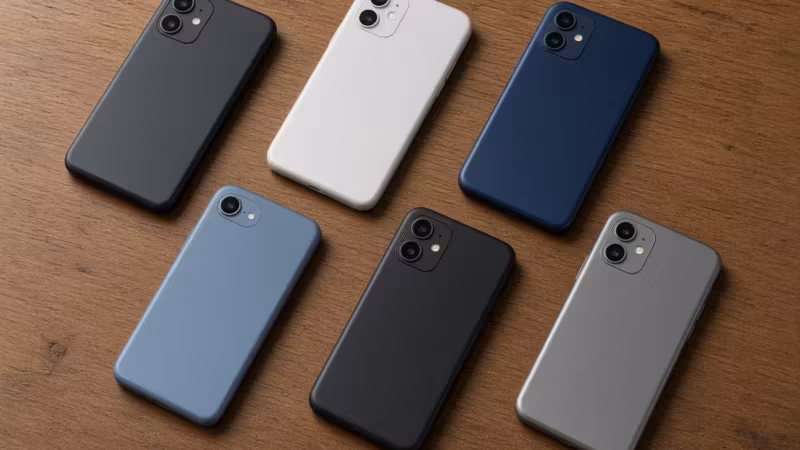 Шесть смартфонов Apple iPhone 12 и 13 на деревянном столе