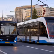 Два современных электробуса на городской улице