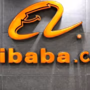 Логотип Alibaba.com на чёрном фоне 3D буквы оранжевые