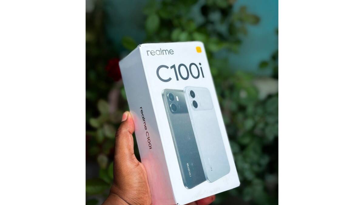 Рука держит коробку Realme C100i смартфон
