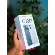 Realme C100i выйдет в Индии 27 августа с экраном 120 Гц и батареей на 6500 мА·ч 6 Рука держит коробку Realme C100i смартфон