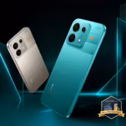 Два смартфона Realme P4s 5G свернуты на синий и серый цвет