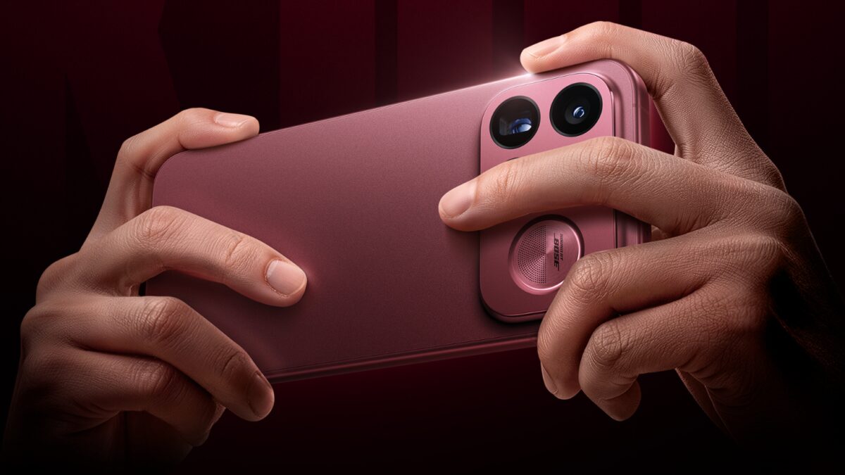 Redmi K100 Pro Max получил экран 185 Гц и звук Bose до анонса 2 Две руки держат Redmi K100 Pro Max смартфон камеры
