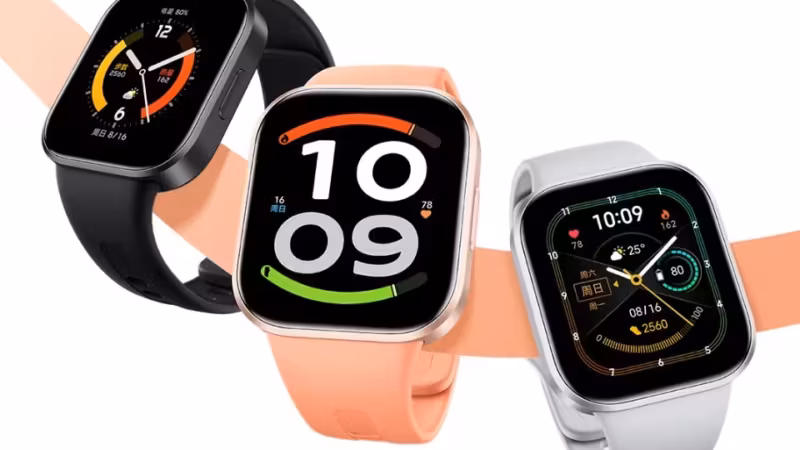 Три умных часов Redmi Watch 6 Active на руке показывают дисплеи