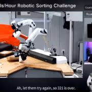 Робот X Square Robot сортирует посылки за час