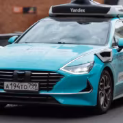 Автомобиль Яндекс Роботакси на улице в Москве