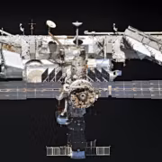 Роскосмос и NASA начали аудит систем МКС для управляемого схода с орбиты 2 Много солнечных панелей, спутниковые антенны и оборудование