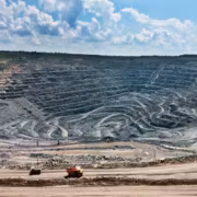 Карьер с выработками редкоземельных металлов Россия Китай Индию