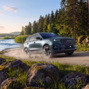 Кроссовер Jeland J6 AWD движется по грунтовой дороге
