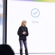 Руководитель Apple Pay Jennifer Bailey уйдёт в отставку в октябре 1 Женщина на сцене с электронным устройством, презентация Apple Pay