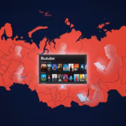 люди используют мобильные устройства на фоне карты Россия Rutube