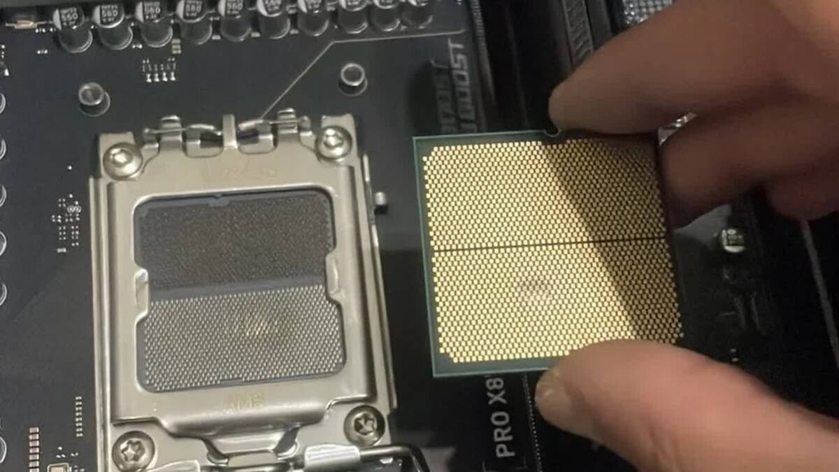 Процесс установки процессора Ryzen 7 7800X3D на материнскую плату