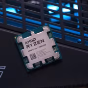 Процессор AMD Ryzen 7 7800X3D с боковой стороны