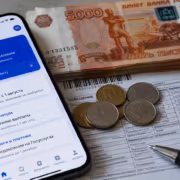 С 1 августа пенсии пересчитают автоматически, а самозанятым откроют больничные 1 Мобильное приложение Госуслуги на смартфоне и деньги