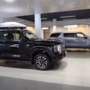 С начала 2026 года в России продано 800 тысяч новых автомобилей 1 Автомобили Land Rover Defender и Range Rover в автосалоне