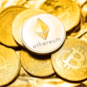 золотые монеты Ethereum SafePal логотип